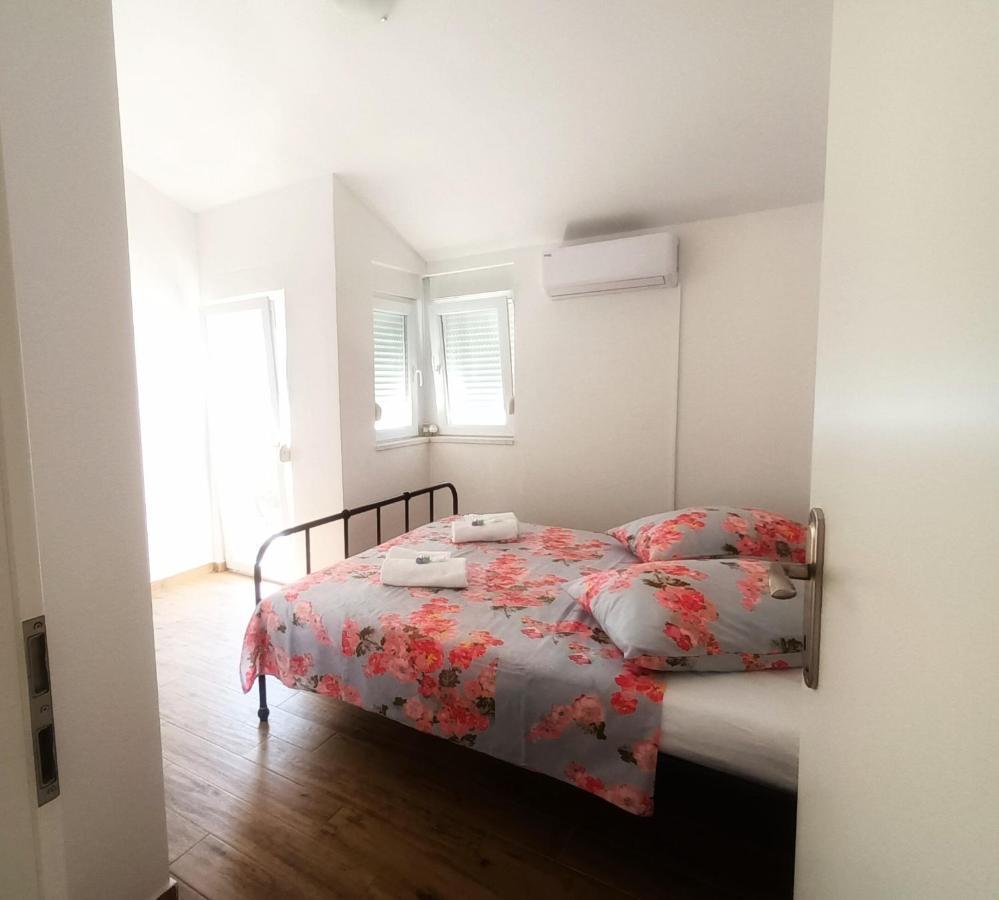 Holiday Beach House Apartment Grebastica Ngoại thất bức ảnh